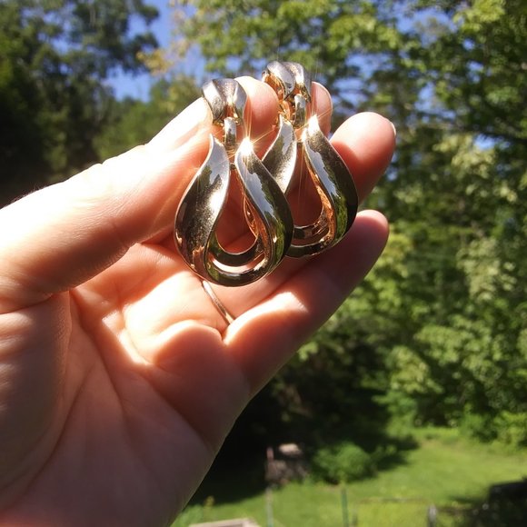 Vintage Crown Trifari gold tone clip dangle earrings - Picture 9 of 16